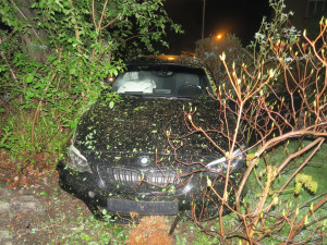 Řidič havaroval v centru Jablonce. Z místa utekl, hledá ho policie