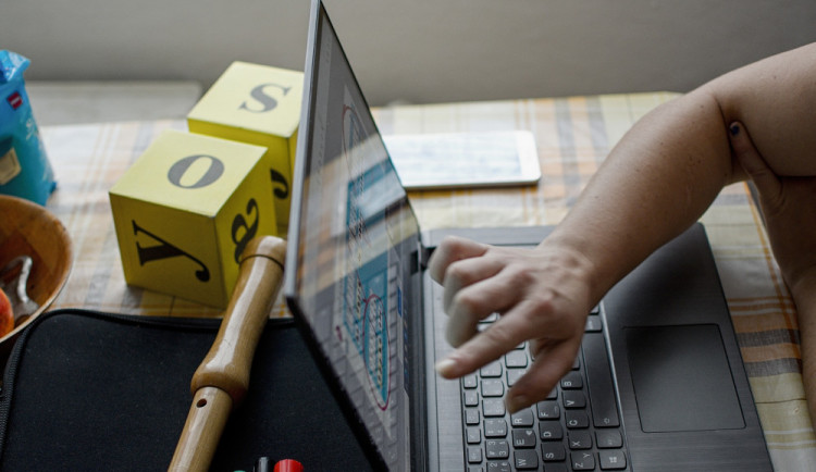 Na online výuce chyběl 185 hodin. Otci žáka hrozí vězení