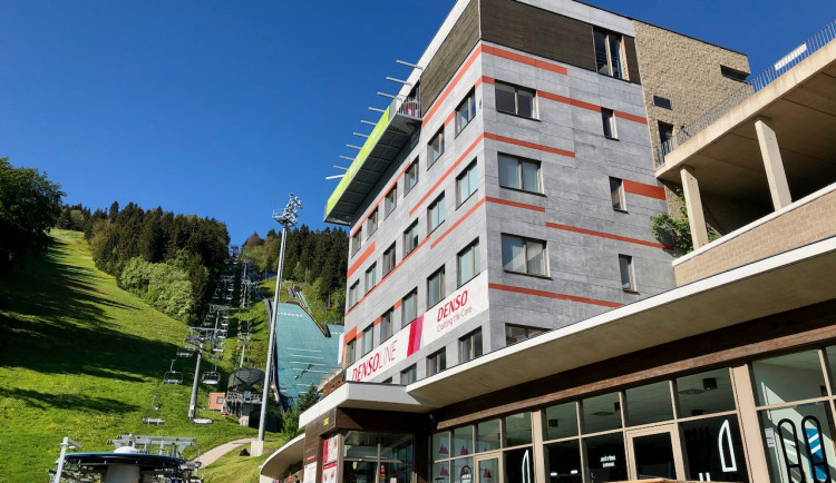 Příznivci jarních výletů se dočkali, Skiareál Ještěd zahajuje letní sezónu a provoz lanovek