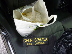 Celníci u Hrádku našli během kontroly deset kilo léku na výrobu pervitinu