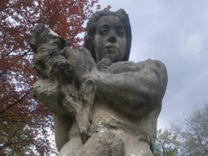Neznámý vandal poškodil Kolomazníkovu sochu v centrálním českolipském parku