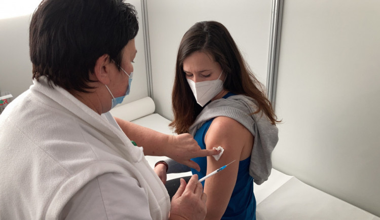 Třicátníci se budou moci přihlásit k očkování proti covidu už příští týden