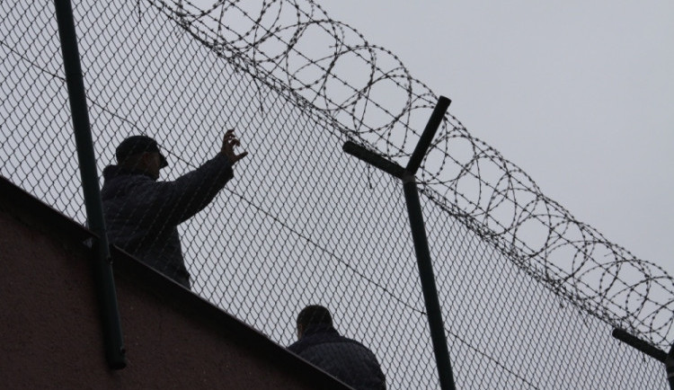 GIBS stíhá patnáct dozorců věznice v Rýnovicích kvůli fyzickému trestání vězňů