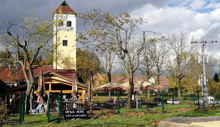 Pěšky, na kole i autem. Rozhledna Rašovka láká na krásné výhledy