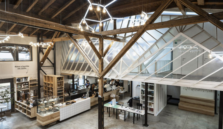 Stavbou roku Libereckého kraje 2021 se stala pražírna s kavárnou DOK Nordbeans u libereckého nádraží