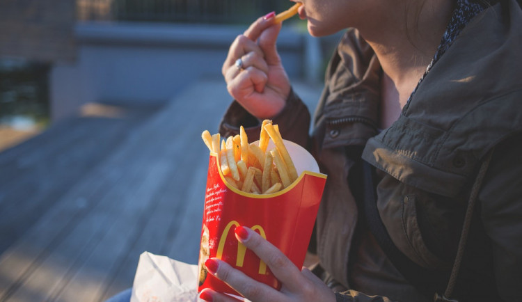 McDonald's i KFC. Fastfoody v Česku používají toxické obaly na potraviny, ukazuje studie