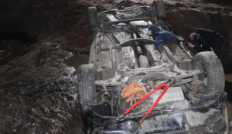 Řidič vjel na opravovaný úsek, s autem se zřítil z pěti metrů. Spolujezdec nehodu nepřežil