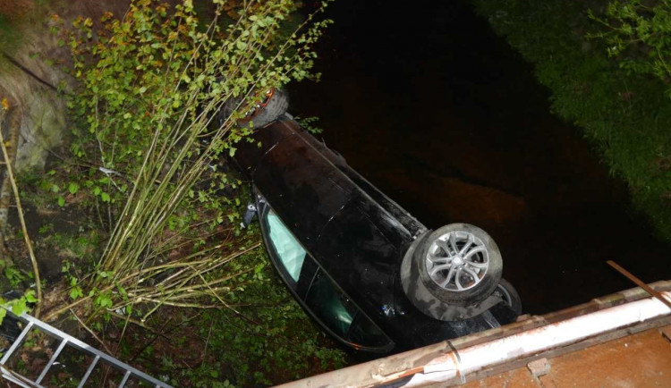 Nehoda v Kateřinkách. Řidič uhýbal autu v protisměru, skončil v korytě Nisy