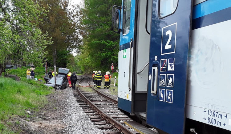 Auto u Lomnice vjelo na přejezdu přímo pod vlak, tři zranění