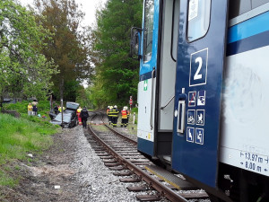 Auto u Lomnice vjelo na přejezdu přímo pod vlak, tři zranění