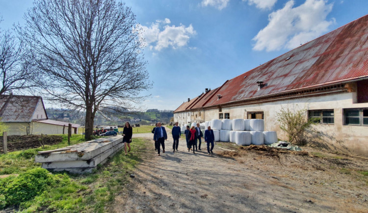 První koně pro jízdní policii ustájí ve frýdlantském školním statku už na podzim