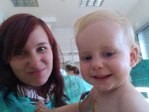 Tříletá Viktorka má za sebou čtyři operace srdce a naději na plnohodnotný život. Rodina za to vděčí českým kardiochirurgům