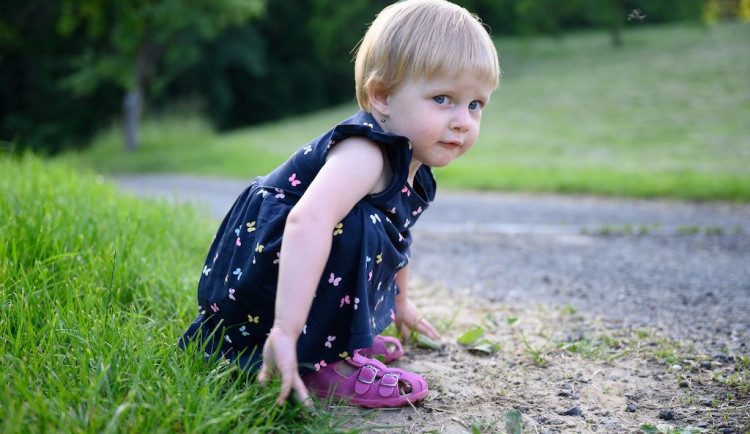 Tříletá Viktorka má za sebou čtyři operace srdce a naději na plnohodnotný život. Rodina za to vděčí českým kardiochirurgům
