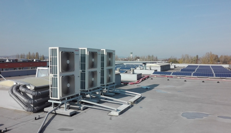 Teplárny v Česku ohrožuje masivní zdražení emisních povolenek. Obecní teplo přitom už nyní často nahrazují tepelná čerpadla