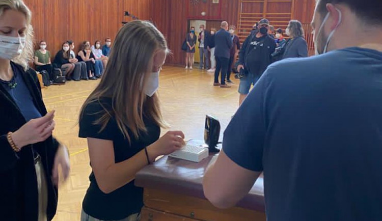 Liberecká nemocnice na gymnáziu testovala tři způsoby odběru vzorků pro PCR