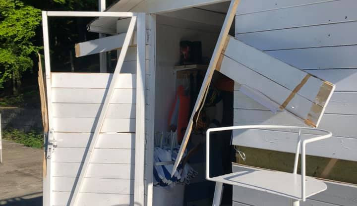 Zloděj vykradl stánek na Lesáku. Největší škodu způsobilo vloupání, mrzí provozovatele