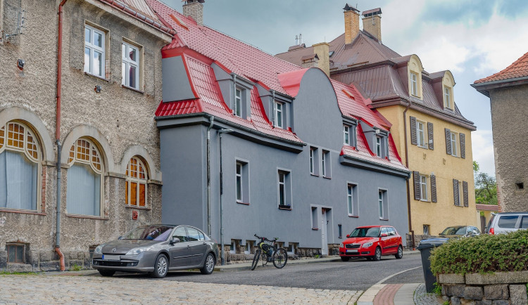 Necitlivá rekonstrukce v Liebiegově městečku. Novou fasádu kritizuje město i veřejnost