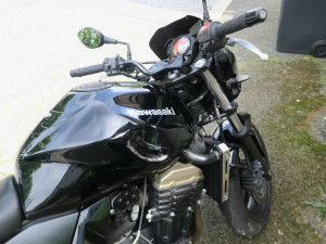 Motorkář kvůli rychlosti nezvládl jízdu na kostkách. Skončil v nemocnici