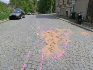 Motorkář kvůli rychlosti nezvládl jízdu na kostkách. Skončil v nemocnici