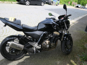 Motorkář kvůli rychlosti nezvládl jízdu na kostkách. Skončil v nemocnici