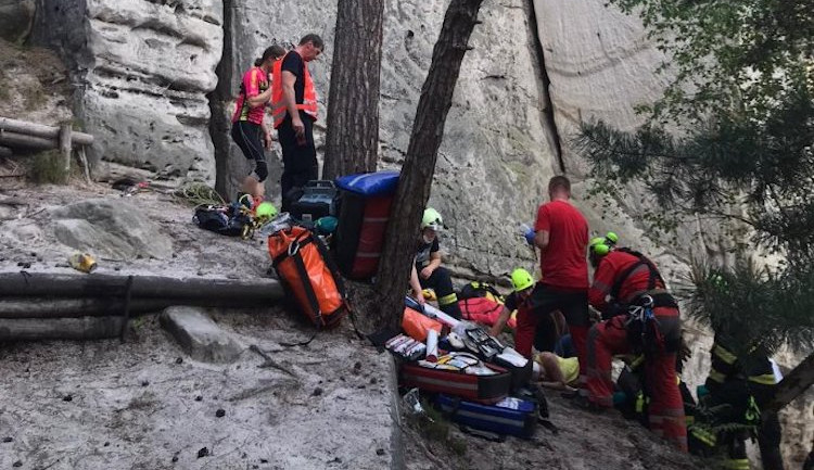 Po pádu ze Dívčí skály se zranila lezkyně, selhalo ji jištění