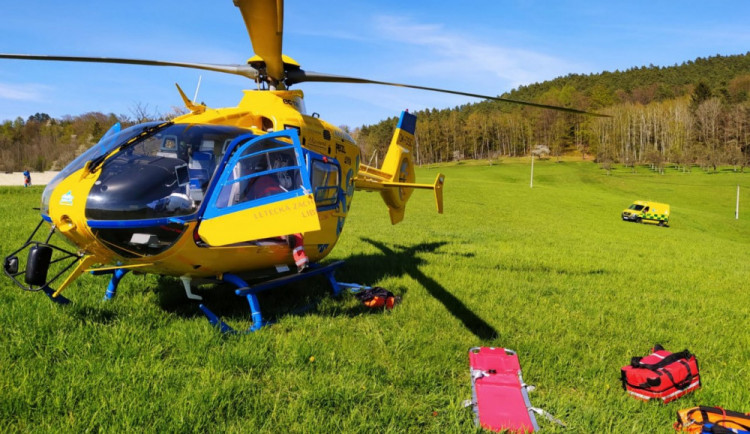 Na cyklistu na Hrubé Skále spadl strom. Do nemocnice ho transportoval vrtulník