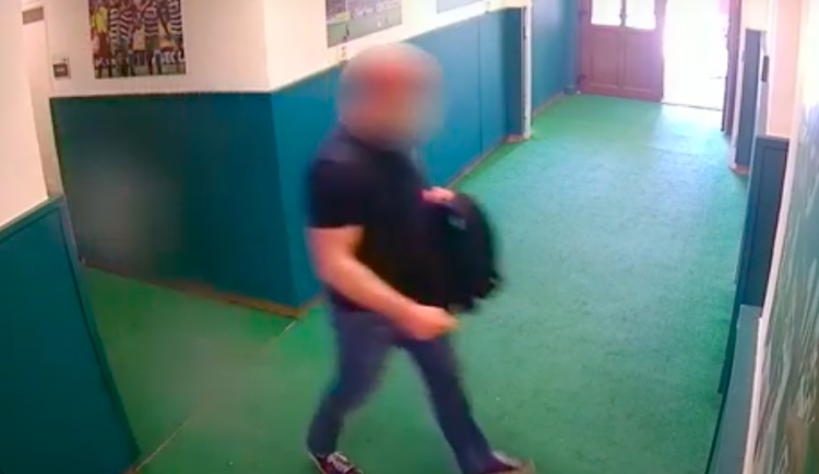 Recidivista kradl na Bohemce, ze Slovanu odnesl drahou kameru, tu hodil do řeky