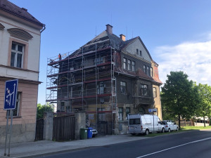 Město opravuje sto let starý dům na Horákovce. Budou zde sociální byty