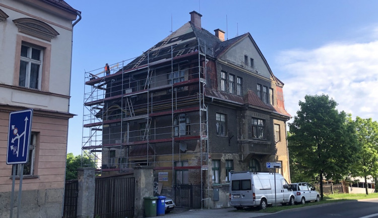 Město opravuje sto let starý dům na Horákovce. Budou zde sociální byty