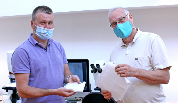 Na snímku autoři roušky z kyseliny mléčné zleva Jiří Chvojka a Petr Louda.