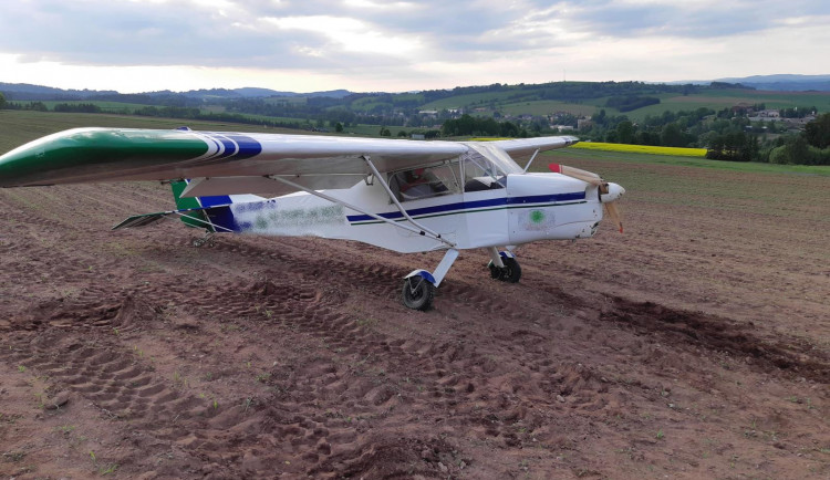 Motor letounu vypověděl službu, na poli se převrátil na střechu. Pilot vyvázl bez zranění.