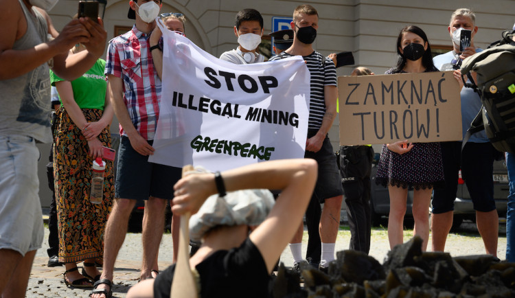 Proti pokračující těžbě se prostestovalo v Praze.