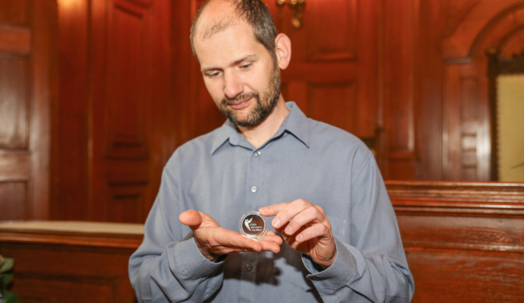 Zabránil nehodě autobusu plného lidí. Ivo Raisr dostal cenu Michala Velíška