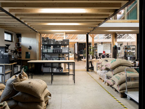 Z chátrající haly vybudovali místo pro setkávání lidí. Získali za to cenu Karla Hubáčka