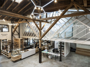 Z chátrající haly vybudovali místo pro setkávání lidí. Získali za to cenu Karla Hubáčka