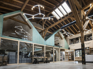 Z chátrající haly vybudovali místo pro setkávání lidí. Získali za to cenu Karla Hubáčka