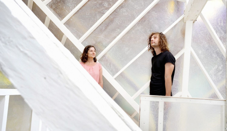 Z chátrající haly vybudovali místo pro setkávání lidí. Získali za to cenu Karla Hubáčka