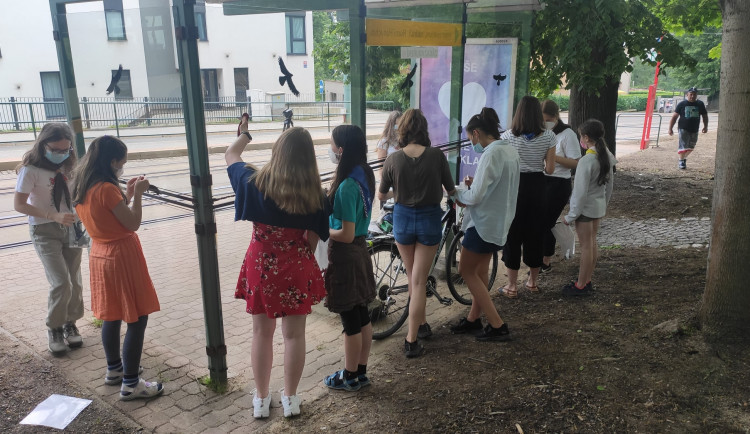 Varují ptáky a vzdělávají cestující. Skautky vyzdobily zastávku v Lidových sadech