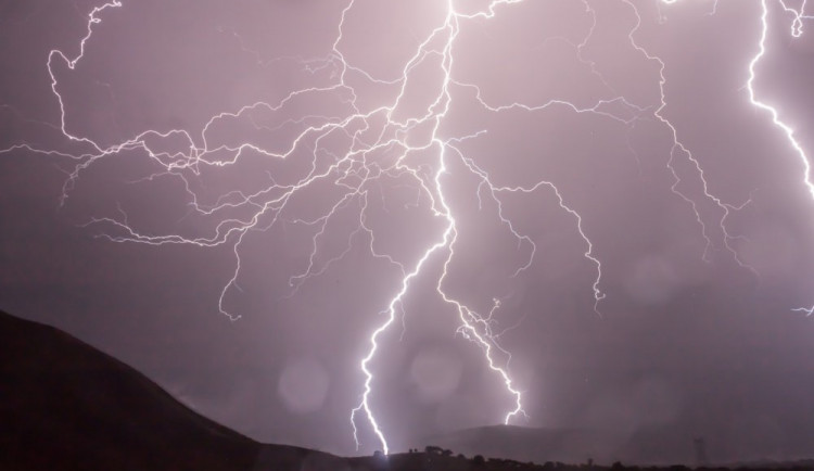 Liberecko zasáhnou silné bouřky. Výstraha platí do večera