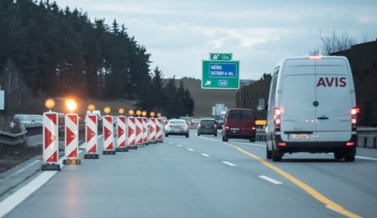 Řidiči v Česku zaviní ročně desítky nehod u prací na dálnicích