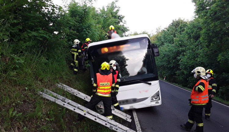 Autobus skončil na boku, uvnitř uvěznil třiadvacet cestujících
