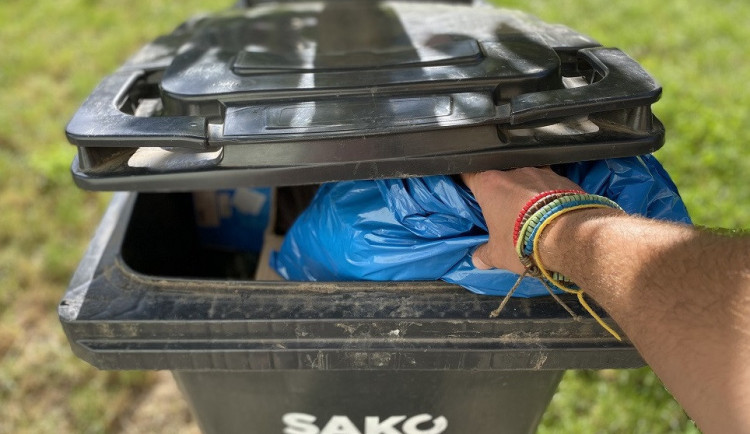 Pytle s QR kódy, kampaně, slevy. Města se snaží motivovat lidi ke třídění, cena za ukládání odpadu na skládky totiž dramaticky stoupne