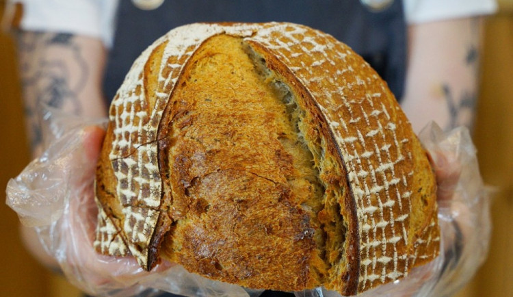 Mezi regionálními potravinami je nově i pšenično-žitný chleba DOK.