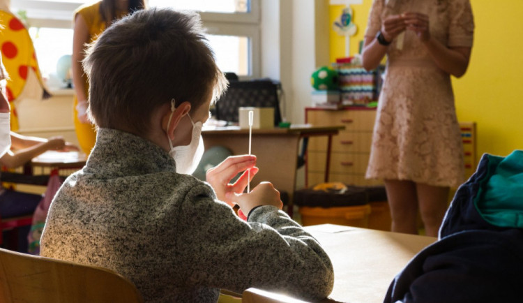 Děti i učitelé v Libereckém kraji mohou odložit roušky. Nařízení platí od úterý