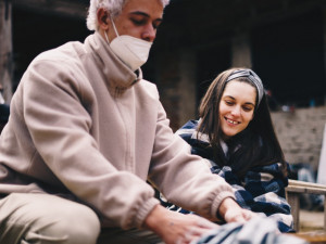 Mladí filmaři z FAMU natáčí snímek s Judit Bárdos. Kvůli koronaviru shání finance na dotočení