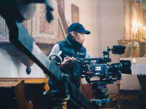 Mladí filmaři z FAMU natáčí snímek s Judit Bárdos. Kvůli koronaviru shání finance na dotočení