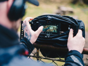 Mladí filmaři z FAMU natáčí snímek s Judit Bárdos. Kvůli koronaviru shání finance na dotočení