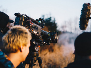 Mladí filmaři z FAMU natáčí snímek s Judit Bárdos. Kvůli koronaviru shání finance na dotočení