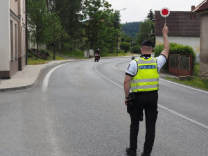 Špatný stav vozidla a nedovolená rychlost. Policisté kontrolovali motorkáře