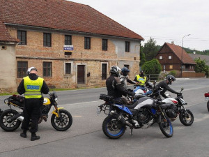 Špatný stav vozidla a nedovolená rychlost. Policisté kontrolovali motorkáře